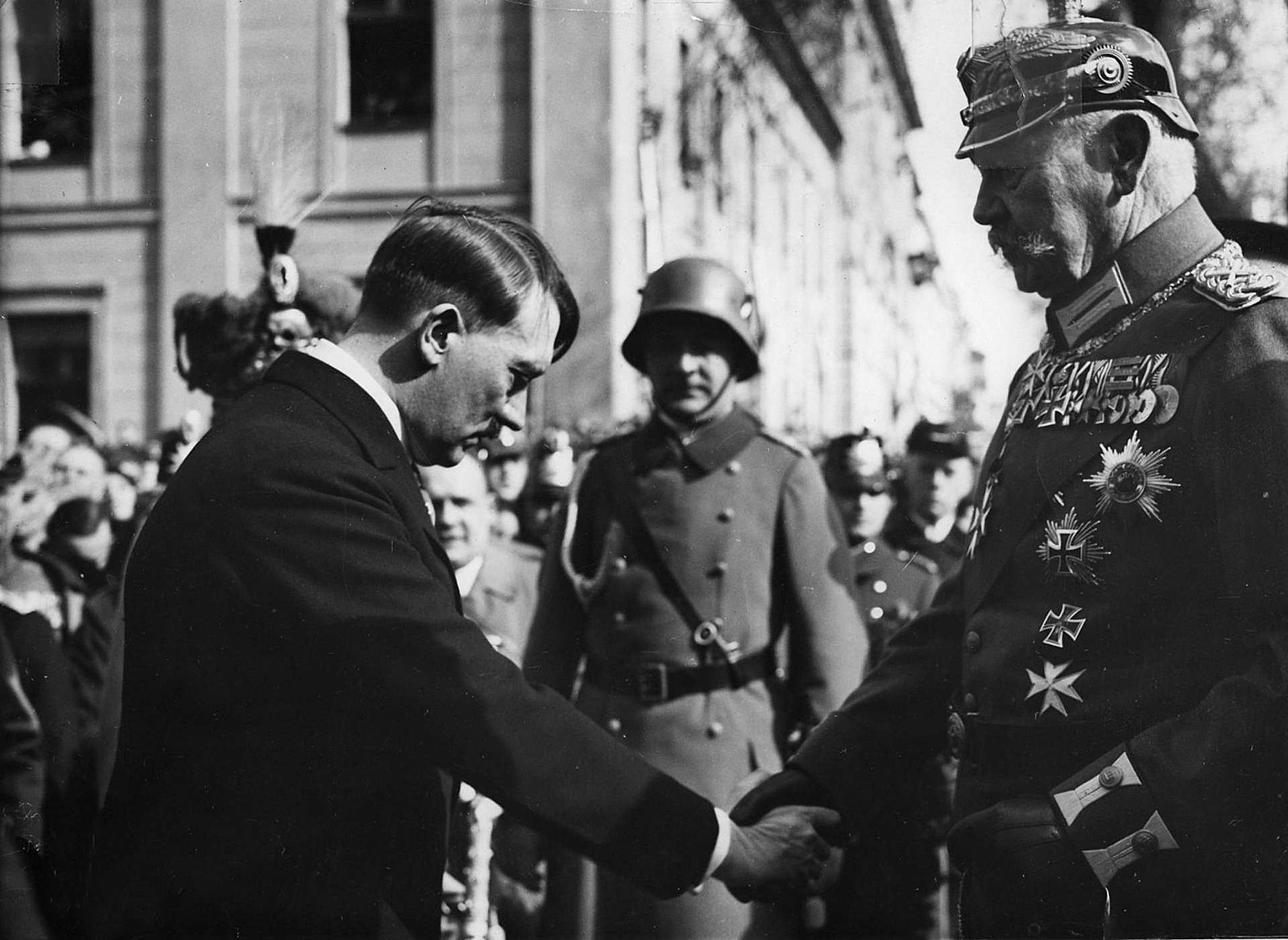 Tag von Potsdam, Hitler und v.Hindenburg-gelebte Unterwerfungslust. Vor den Unterwürfigen habe ich Angst, denn irgendwann schlägt die Unterwürfigkeit in Haß und Destruktivität um.
